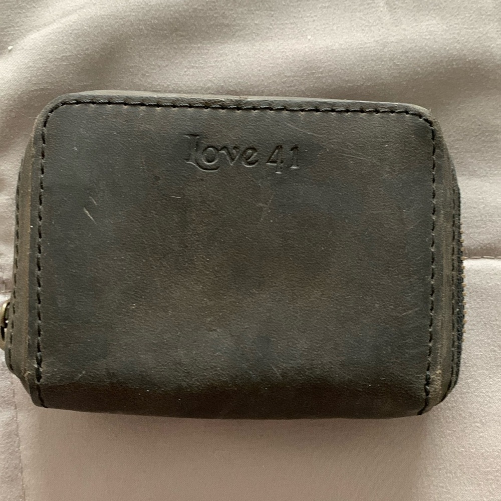 Love41 carbon black accordion wallet